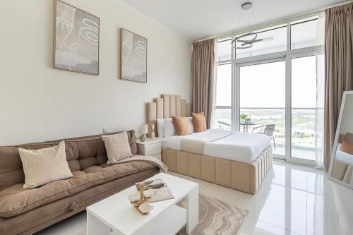 a living room with a couch and a bed at Frank Porter - Carson A in Dubai Marina