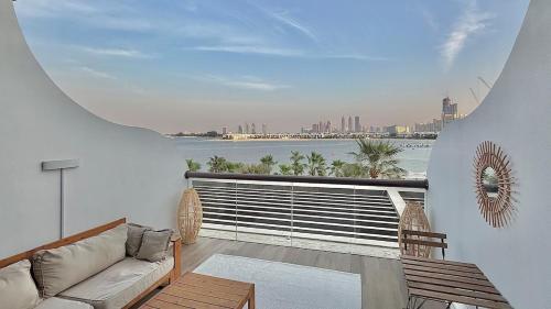 Palm Jumeirah gem with direct beach access