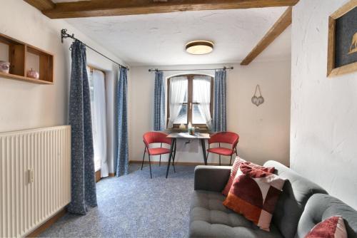 a living room with a couch and a table at Bergleuchten -403- in Krün