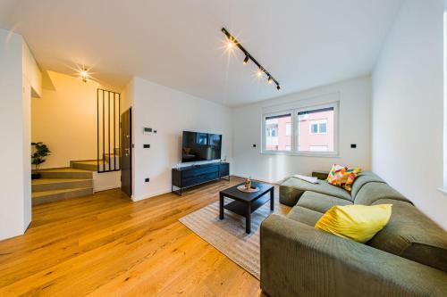 Zagreb 205 - 3 Bedroom - Parking - Two-level - New - Apartment - Flexible Keybox Entry - Modern - Monthly Rent - WiFi