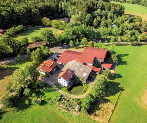 Luftaufnahme eines Hauses mit roten Dächern in der Unterkunft Hanauerhof in Schönsee