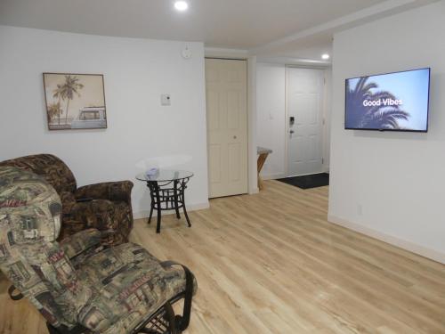 a living room with a couch and a table at Small comfortable apartment in Saint-Nazaire