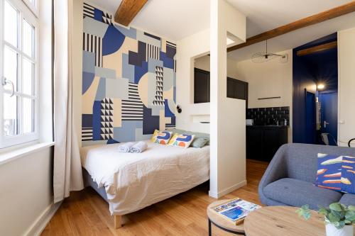 a small room with a bed and a couch at Best Place - Studio hyper centre ville d'Arras in Arras