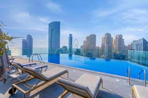 Vogue Vacation Homes, Marina, Condor Marina Star near Ain Dubai and JBR Beach, One Bedroom Apartment with Balcony and City View, Access to all Amenities
