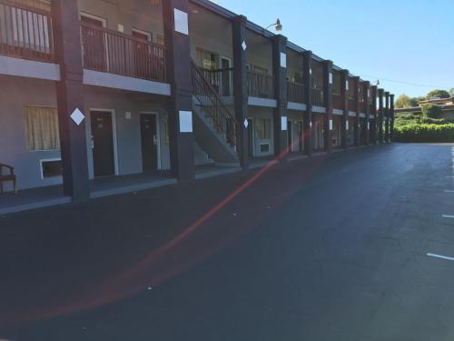 una strada vuota di fronte a un edificio di Fulton Inn ad Atlanta