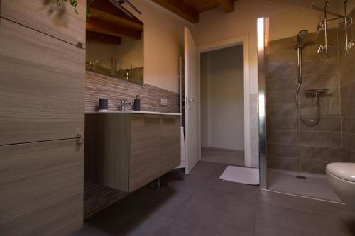 A bathroom at Villa Perla del Lago