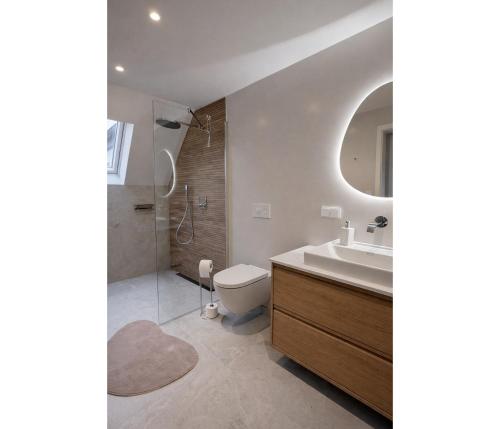 a bathroom with a toilet and a sink and a mirror at Top bewertete 2-Zimmer-Wohnung mit sehr gut ausgestatteter Küche, Netflix und gemütlichem Schlafzimmer in Hildesheim in Hildesheim