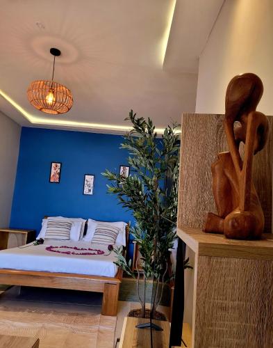 una stanza con un letto e una parete blu di B&B Klomiabla a San Pédro