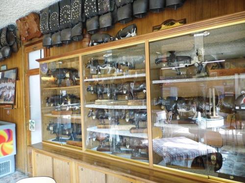 a display window of a store with pots and pans at Hotel Mochettaz in Aosta