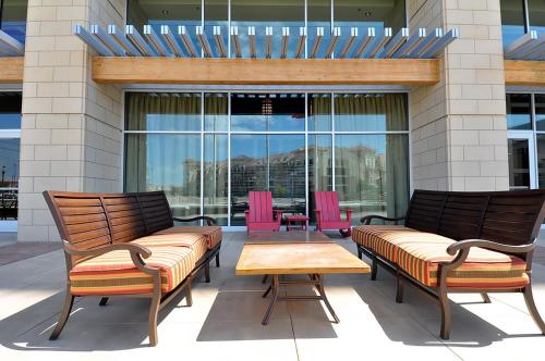 Un lugar para sentarse en Overton Hotel and Conference Center