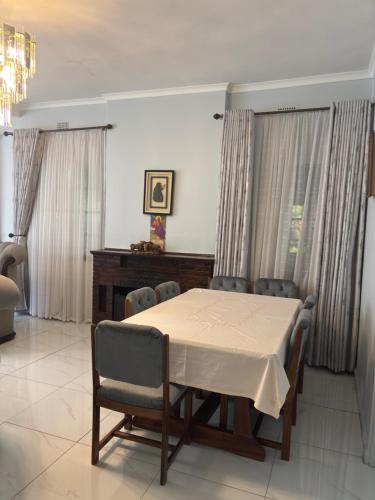 Zona d'estar a Apoka Lodge