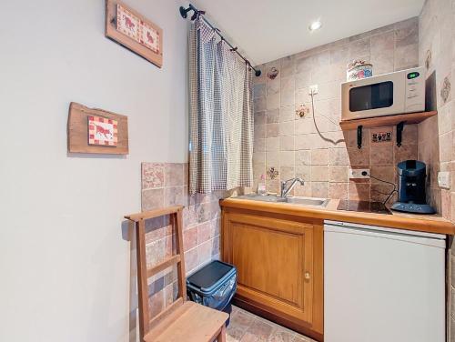 a small kitchen with a sink and a microwave at Les Perles du Ried - Gîte 6 - proche Europapark Strasbourg Colmar in Boofzheim