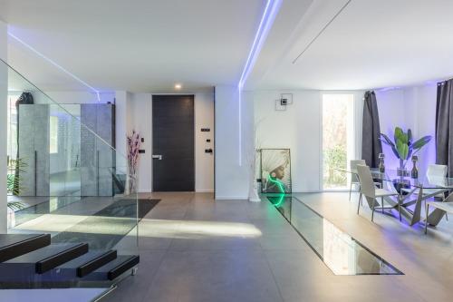 a dining room with a glass table and chairs at Villa Primodì in Bologna