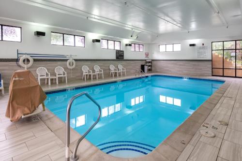 a large swimming pool in a building at Newly Renovated Hampton Inn Omaha West Lakeside in Omaha