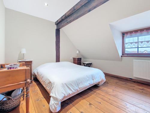 a bedroom with a bed and a desk and a window at Les Perles du Ried - Gîte 8 - 15mn Europapark - proche Strasbourg Colmar in Boofzheim
