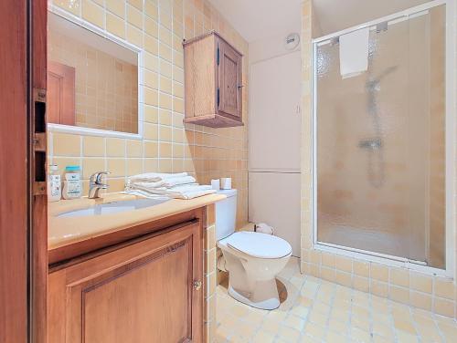 a bathroom with a toilet and a sink and a shower at Les Perles du Ried - Gîte 8 - 15mn Europapark - proche Strasbourg Colmar in Boofzheim