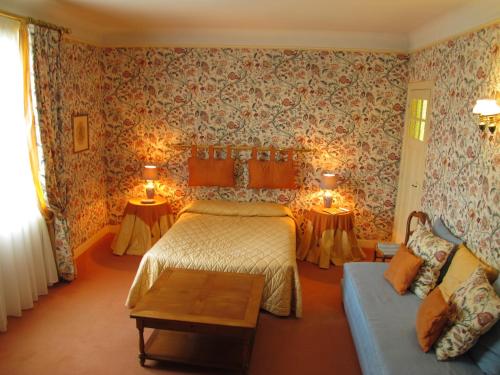 a bedroom with a bed and a couch at Demeure de la pompe in La Queue-en-Brie