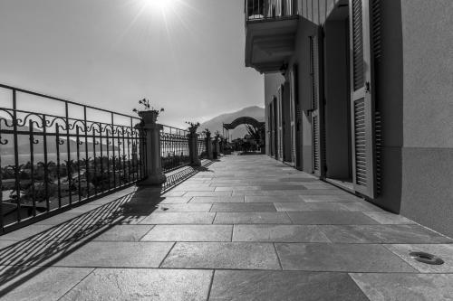 a walkway next to a building with a fence at Villa Perla del Lago in Vercana