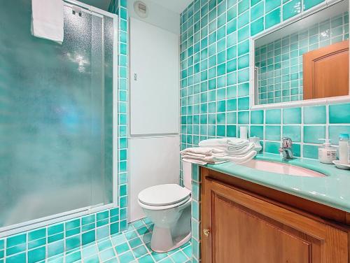a bathroom with a toilet and a sink at Les Perles du Ried - Gîte 9 proche Europa-park in Boofzheim