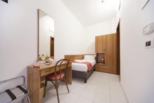 Ένα ή περισσότερα κρεβάτια σε δωμάτιο στο Hotel del Mar