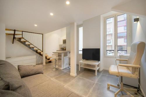 FRGK "24 AOUT 1 Mezzanine Bedroom Apartment Center Antibes AC WIFI HIGH SPEED "