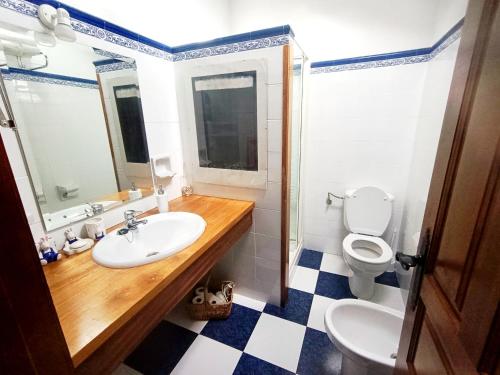 a bathroom with a sink and a toilet at Casona de Gómez y Terán in Renedo