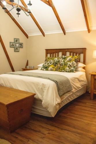 ein Schlafzimmer mit einem Bett und einem Kreuz an der Wand in der Unterkunft De Witte Loft in Newcastle