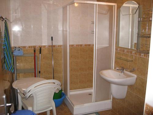 La salle de bains est pourvue d'une douche et d'un lavabo. dans l'établissement Elias Apartment, aux Sables d'or