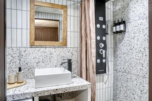 Appartement F&F في كوردون: حمام به حوض غسيل أبيض ومرآة