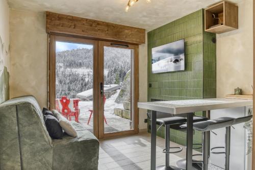 Appartement F&F في كوردون: مطبخ به طاولة وكراسي وفناء
