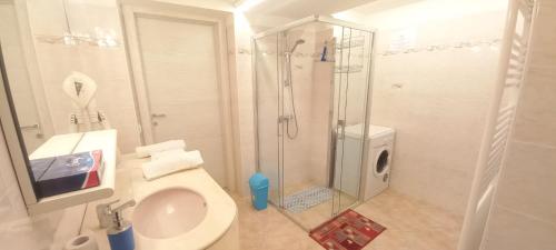 a bathroom with a shower and a toilet and a sink at Casa Floriani Fiavè-Comano Terme green in Fiavè