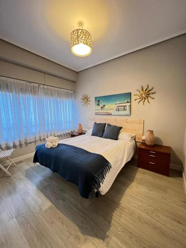 Coqueto, junto al Ayuntamiento y la Ría