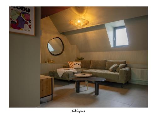 ein Wohnzimmer mit Sofa und Tisch in der Unterkunft Cachoire in Tournai