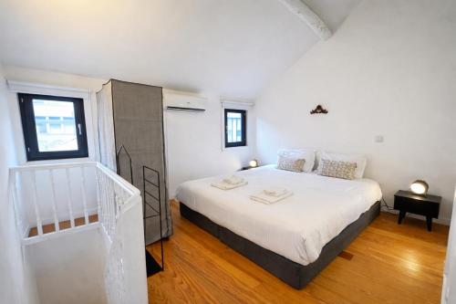 a bedroom with a large bed in a room at Oporto City View - Trindade in Porto