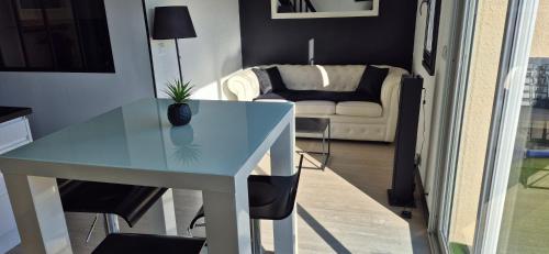 Superbe T2 mezzanie, 200m du village naturiste, clim, wifi, piscine
