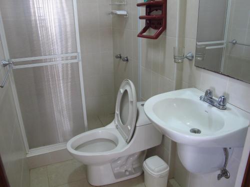a bathroom with a toilet and a sink and a shower at Los Sonidos de las Olas in Santa Marianita