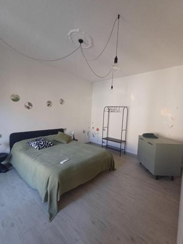 ein Schlafzimmer mit einem Bett, einem Tisch und einem Stuhl in der Unterkunft casa cinna in Montà