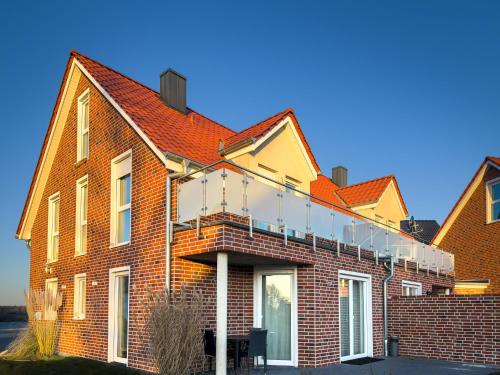 a large brick building with a balcony on it at Privates Team-Haus nahe VW Wolfsburg I 4-5 Schlafzimmer, Einzelbetten, perfekt für Monteure, Teams und Reisegruppen I Parkplatz I Rechnung mit MwSt in Calberlah