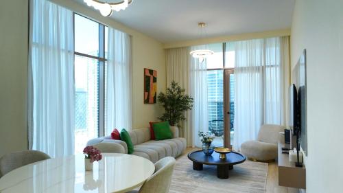 Stunning 2BR Canal View & Burj Khalifa 3