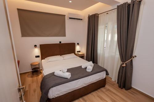 a bedroom with a bed with two towels on it at Via Basta in Koroni