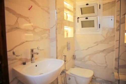 a bathroom with a sink and a toilet at الزقازيق in Kafr Muḩammad Ḩusayn