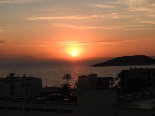 a sunset over the ocean with the sun setting at Apartamentos Sol y Vera in Magaluf