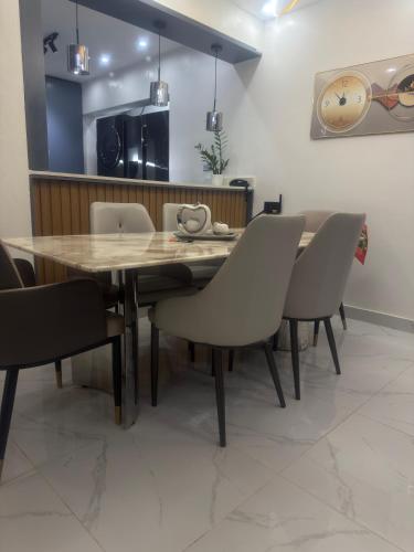 una sala da pranzo con tavolo e sedie in legno di Apartamento a Mendoza