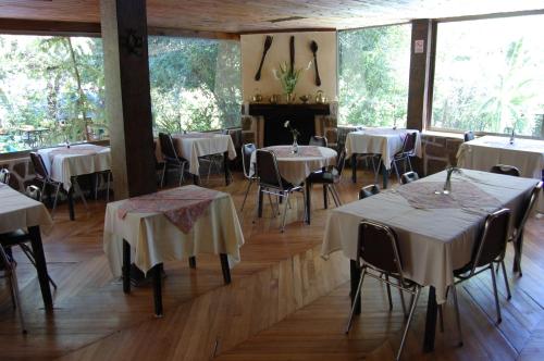 Ein Restaurant oder anderes Speiselokal in der Unterkunft Hostería Millahue 