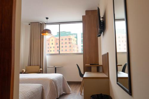 ラパスにあるEldoradoのベッドが2つと窓があるホテルの部屋