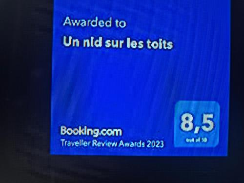 Un nid sur les toits face au palais des papes