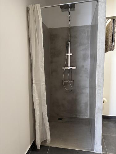 Bilik mandi di Studio Leu Loft