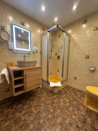 a bathroom with a sink and a shower at Gästehaus Gastl in Mieming