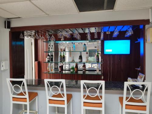 Micro Hotel Condo Suites tesisinde lounge veya bar alanı