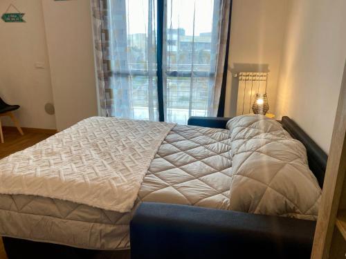 ein Bett in einem Schlafzimmer mit einem großen Fenster in der Unterkunft Paper House in Rom